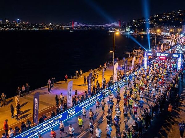 دوندگان در طولانی‌ترین شب سال در بازار بزرگ استانبول به رقابت پرداختند